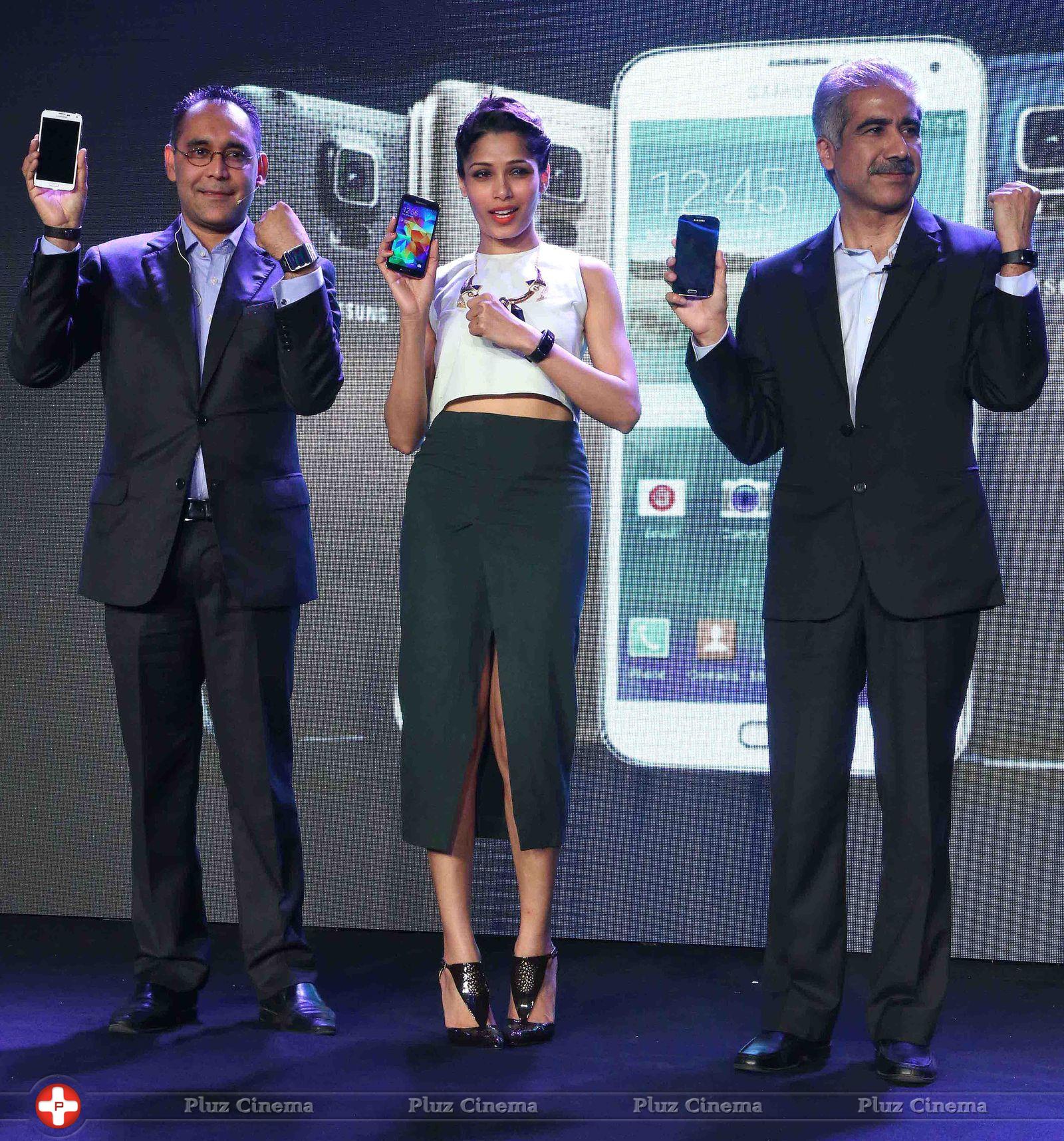 Freida Pinto - Freida Pinto launches Samsung S5 smart phone Stills | Picture 735685