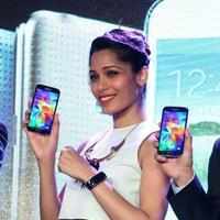 Freida Pinto - Freida Pinto launches Samsung S5 smart phone Stills | Picture 735682