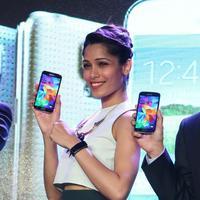 Freida Pinto - Freida Pinto launches Samsung S5 smart phone Stills | Picture 735683