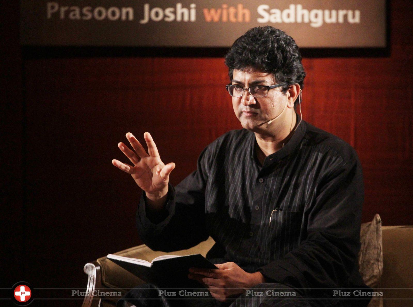 Prasoon Joshi - Prasoon Joshi in conversation with Sadhguru Photos | Picture 737064