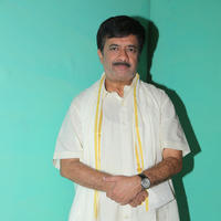 Y. G. Mahendran - Dr. Balasubramaniam at Y Gee Mahendran 60th Stage Show of Irandam Ragasiyam Photos | Picture 733180