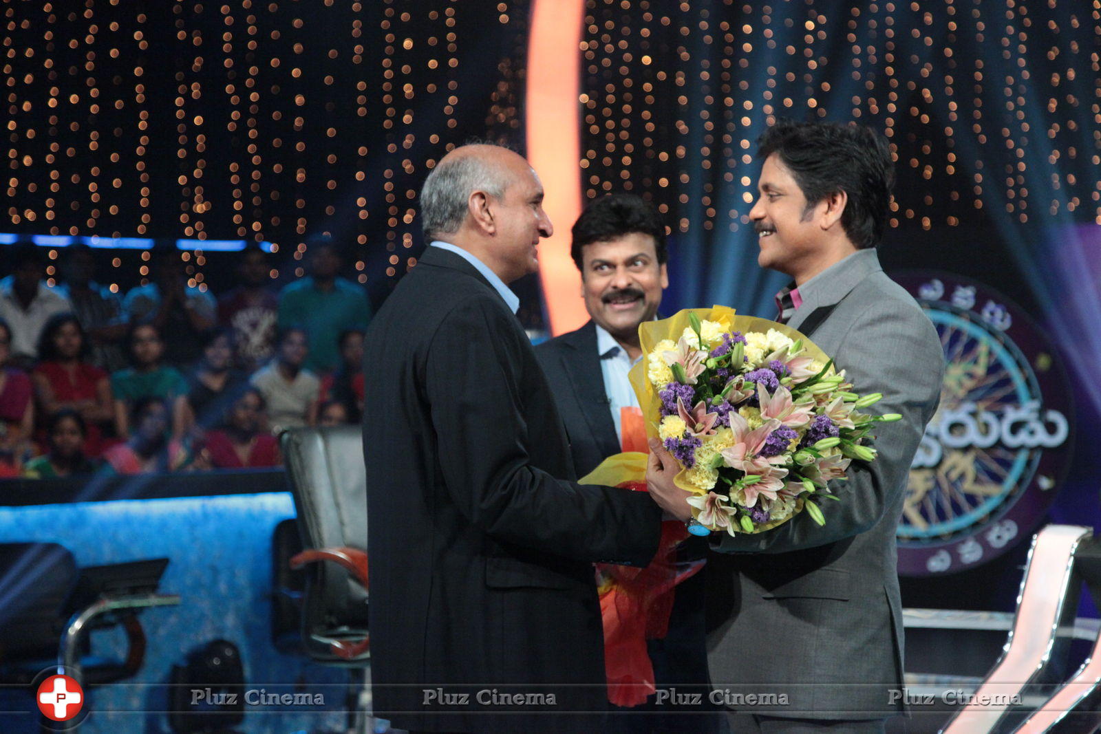 Chiranjeevi in Nagarjuna's Meelo Evaru Koteeswarudu Photos | Picture 790015